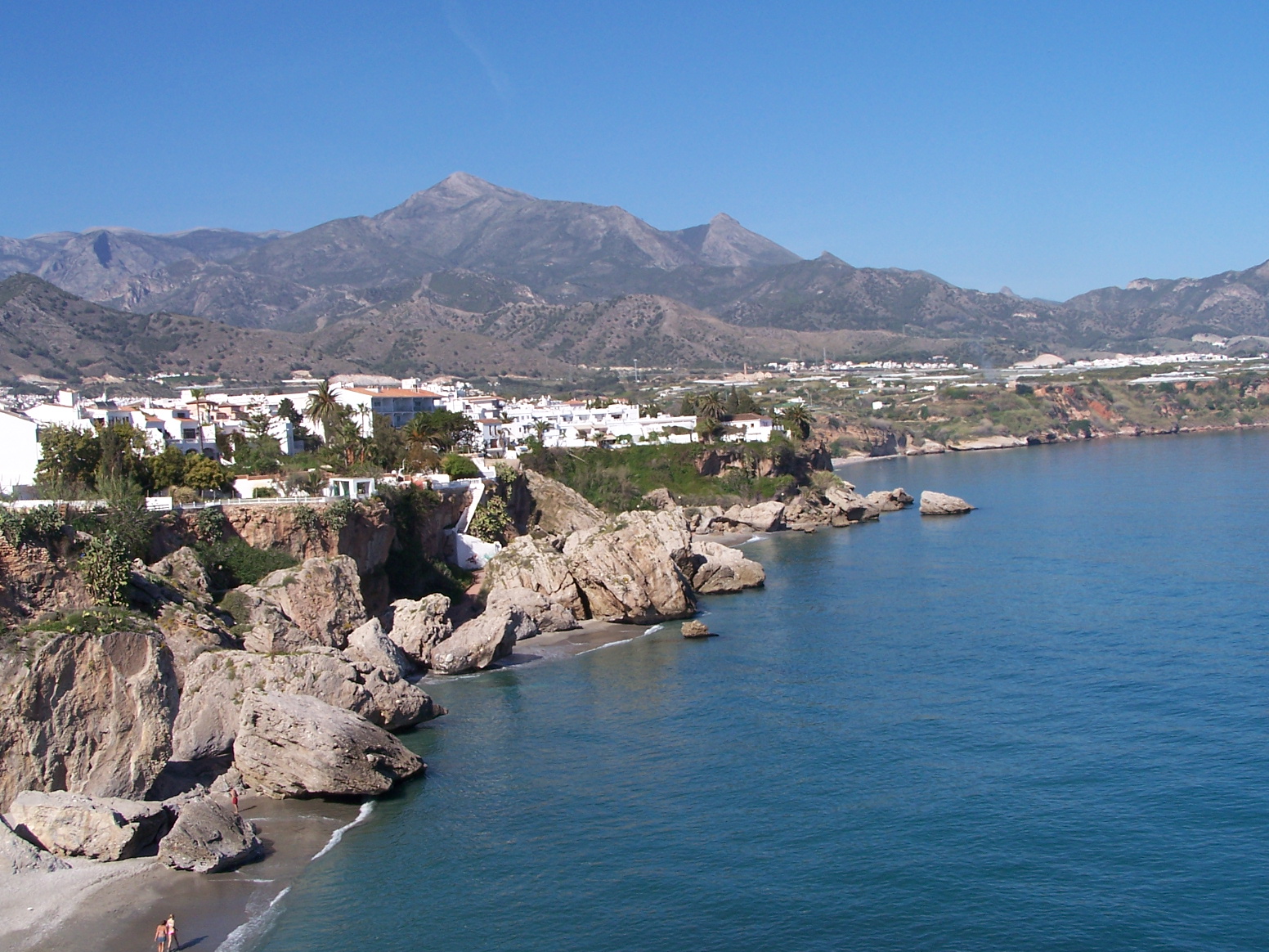 Le Balcón de Europa à Nerja vu du ciel, falaises et Méditerranée